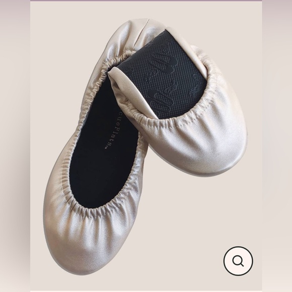 Rescue Flats, size small 6-7 - Picture 2 of 5